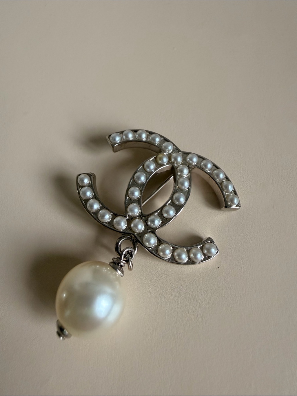 Chanel Silver-Tone Pearl Cc Logo Brooch With Dangling Pearl